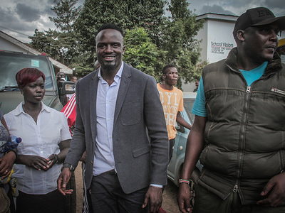 Jubilee flag bearer in the Kibera by-election for the Parliamentary seat, McDonald Mariga at a polling station during the elections of Kibera Member of Parliament.
Kibera by-election has been held following the death of former Member of Parliament, Mr Ken Okoth.