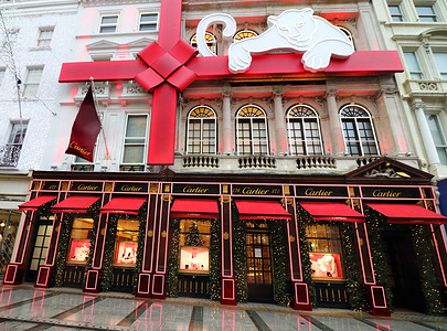 Christmas Decorations seen at the Cartier store in New Bond Street.
Despite the Covid-19 Lockdown which has led to the closure of all non-essential shops till at least December 2nd, the famous luxury jewellers, Cartier are ready to welcome back their customers with their traditionally chic festive decoration of their New Bond Street store.