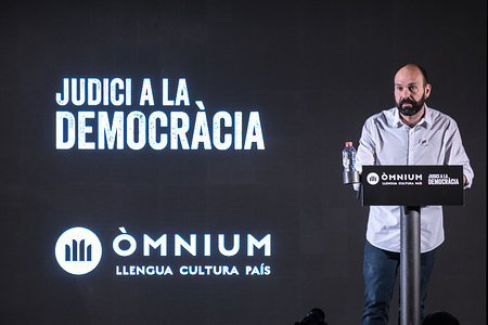 Marcel Mauri de los Rios, spokesman for the sovereignty entity Òmnium Cultural is seen during the presentation of The evidence forbidden by the Supreme Court.
Marcel Mauri de los Rios, spokesman for the pro-independence association Omnium Cultural, and Olivier Peter, defence lawyer for Jordi Cuixart, have participated at the event The prohibited evidence of the Supreme Court, uncovered, organized by Omnium Cultural consisted in the viewing videos of the police repression during the election day of October 1. The judge of the Spanish Supreme Court, Manuel Marchena, does not allow the viewing of these videos during the testimony of the witnesses. According to Judge Marchena, videographic evidence must be viewed jointly before the end of the process.