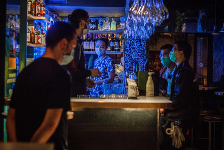 Police agents speak with the manager of a pub at the Hong Kong district of Soho during the coronavirus crisis.
Bars in Hong Kong, have been temporarily shut their doors as government orders two-week shutdown from 6pm on Friday, April 3rd to curb Covid-19 spread. Any place exclusively or mainly used for sale or supply of alcohol are oblige to close its doors.