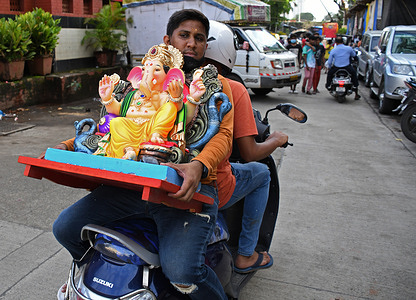 A man is seen holding an idol of Hindu god Ganesh on a scooter on the eve of Ganesh Chaturthi festival in Mumbai.
Ganesh Chaturthi will be celebrated in India from 10th-19th September.