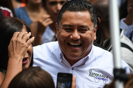 Javier Bertucci seen interacting with his supporters on mother's day.
Presidential Candidate, Javier Bertucci, made an activity in Caracas to celebrate Mother's Day. In the activity they gave food to the women who attended, there was music and hairdressing service. Next Sunday, May 20, presidential elections will be held in Venezuela. In these elections, the opposition did not participate as it thinks that the electoral process is a fraud and there are no conditions to carry them out. The independent candidacies of Henri Falcón and Javier Bertucci will be measured against President Nicolas Maduro.