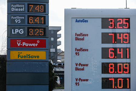 General view of a Shell gas station panel with fuel prices amid the ongoing US-Israel war on Iran. Brent crude prices surged once again, breaking 100 USD a barrel due to the ongoing war in the Middle East. The average price of diesel fuel in Poland is 7.59 PLN, almost 1.20 PLN more than a week earlier. Within a week, the average price of Diesel increased by 1.19 PLN per liter. For the most popular petrol, Pb95, the increase is 0.49 PLN per liter.