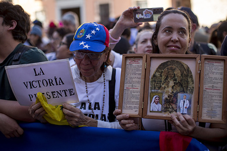 Women of the Venezuelan diaspora in Madrid await the departure of María Corina Machado, leader of the Venezuelan opposition and Nobel Peace Prize winner, after receiving the Golden Key of Madrid from José Luis Martínez-Almeida, mayor of Madrid.