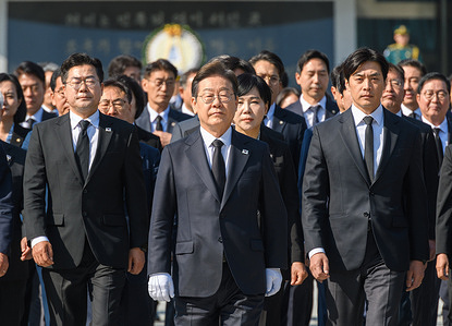 South Korea’s main opposition Democratic Party (DP) presidential candidate Lee Jae-myung (C) visits with his party members at the National Cemetery. DP's presidential candidate Lee, who is leading the polls for the South Korea's presidential election, was elected as the main opposition Democratic Party's presidential candidate on April 28.