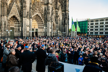 Hundreds of Participants listen to speeches during the march.
After two people were killed by a gunman attempting to enter a synagogue in the East German city of Halle, a rally was scheduled in Cologne. Hundreds of people gathered around the Cologne cathedral to show their support in solidarity with the Jews community in Halle and everywhere. The rally was organized by the two Germany political parties and Deutsch-Israelische Gesellschaft (DIG), a working group of the Federal Association of German-Israeli Society.