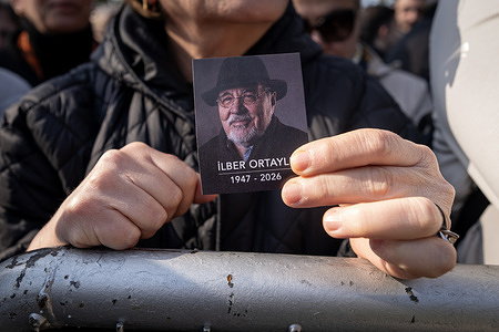 A portrait of İlber Ortaylı seen during the funeral ceremony. Turkish historian and academic İlber Ortaylı passed away at the age of 79. Known for his work on Ottoman and Turkish history, Ortaylı taught at universities for many years and published numerous books. Ortaylı, who had been receiving treatment for health issues for some time, passed away, causing great sadness in academic and cultural circles. Following the funeral service held for Ortaylı, his body was laid to rest at the cemetery of Fatih Mosque.