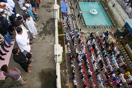 Muslim worshippers gather to offer Eid al-Fitr prayers which marks the end of the holy fasting month of Ramadan at Kashmiri Jama Masjid.