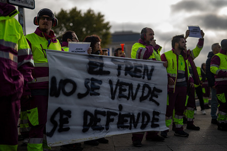 Protesters hold a banner expressing their opinion during the demonstration. A demonstration and strike by RENFE maintenance workers in Madrid, protesters demanded improvements to facilities, changing rooms, and restrooms; the modernization of outdated machinery; a shortage of spare parts; staffing shortages; and an end to excessive outsourcing of work.