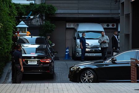 Vehicles carrying Malaysia's Prime Minister Anwar Ibrahim convoy seen at the Rosewood hotel in Bangkok. Malaysia's Prime Minister Anwar Ibrahim visited Thailand to meet the Thai Prime Minister at Government House. He also had a special meeting in Bangkok with Myanmar's leader, General Min Aung Hlaing, to talk about helping Myanmar after the earthquake.