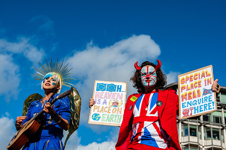 Singer and activist Madeleina Kay performs before the demonstration.
A few days before the Brexit becomes a reality, one of the biggest public protests in British history took place in London. More than a million people participated in mass outside parliament to deliver a message loud and clear to the Government and MPs that they should trust the people, not Boris Johnson, to solve the Brexit crisis. At the Parliament Square, speeches were given from leading cross-party politicians and celebrity voices who support a People’s Vote.