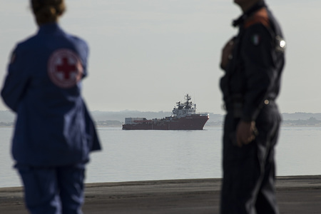 Rescue ship Ocean Viking arriving at Pozzallo harbour.
The rescue ship Ocean Viking of SOS Mediterranee and Doctors Without Borders with 104 persons on board rescued on 18th October has been allowed by the Ministry of Interior to disembark at the Place of Safety of Pozzallo after being stranded at sea for 11 days.
The 104 people of which 41 are minors, 2 small babies and two pregnant women will be relocated in France, Germany and Italy after an agreement between the 3 countries.