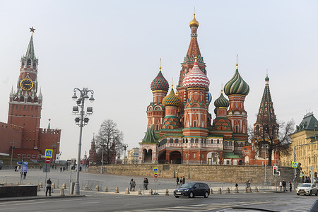 A car passes by the Kremlin and the Cathedral of Intercession of the Blessed Virgin Mary.