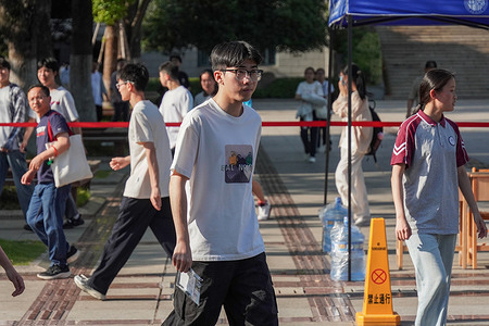 Candidates leave the examination center after inspecting the test site and walking the exam route on the afternoon before the Gaokao. The 2026 National College Entrance Examination (Gaokao) in China officially kicks off on June 7, with 12.9 million students registered nationwide this year. On the afternoon of June 6, candidates arrived at the Jiangsu Provincial Changzhou Senior High School test center to familiarize themselves with the environment, making full preparations for the upcoming exam the following day.