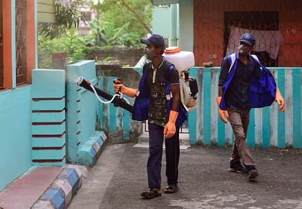 Kolkata Municipal Corporation (KMC) employees spray disinfectants at a residential area while wearing face masks and gloves as a preventive measure during the Coronavirus (COVID-19) crisis.
India has confirmed 26,917 coronavirus cases, 826 deaths and 5,914 recovered.