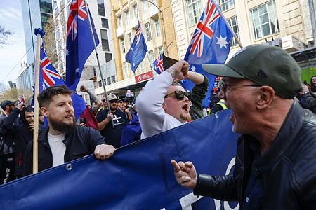 Far-right activists chant slogans during the rally. A far-right rally under the banner of “Save Australia” was held in Melbourne today, drawing counter-protests from anti-racist and community activists. The event highlighted ongoing tensions in Australia over nationalism, immigration, and diversity, with Victoria Police intervening to separate the opposing groups and maintain order.