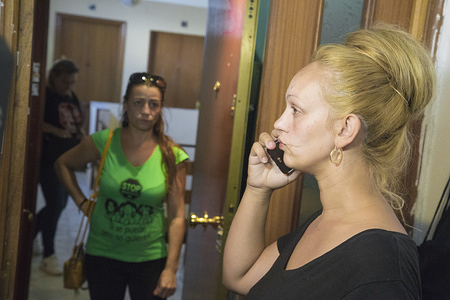 Soraya takes a call from her lawyer while dealing with the media.
After receiving a letter from the UN Committee on Economic, Social and Cultural Rights, saying that this eviction cannot be carried out, the judge continued with the eviction of Soraya and her three minor children, one of them a baby of ten months. The move was a result of a series of judicial procedural errors.