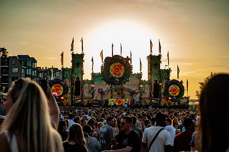 Thousands of people are seen enjoying the music during a very warm afternoon. The Netherlands has introduced an Orange weather alert due To the heatwave that has hit much of southern Europe. The temperature in the Netherlands is expected to reach up to 38-39 degrees Celsius. During the heatwave in The Netherlands, the countryside acquires its maximum splendor, rich with incredible colors, beautiful ochre, and golden tones, when the sun strikes the corn fields, and trees.