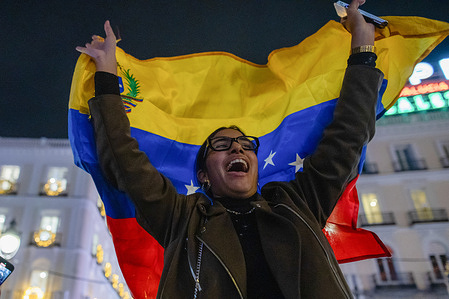 A protester raises a Venezuelan flag during a rally. Venezuelans living in Madrid celebrated in the city center after US President Donald Trump announced that Venezuelan President Nicolás Maduro had been captured in a military operation led by US forces early this morning in Caracas, Venezuela.