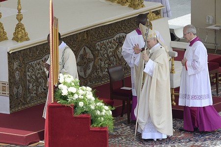 Pope Leo XIV, after receiving the "Palio" and the "Fisherman's Ring", continues the Holy Mass blessing the faithful in St. Peter's Square.
