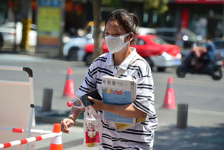 A student walks into the examination room to take part in the mathematics examination at the examination site of Fuyang No.2 Middle School.
China's college entrance examination in 2021 began. This year, 10.78 million people signed up for the national college entrance examination, a record high.