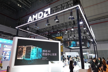 The AMD booth focuses on AI and data center development at the 8th China International Import Expo.