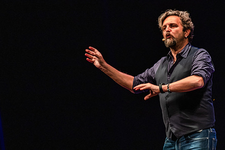 Antonio Ornano performs live at the Teatro Storchi in Modena during his new tour Ingrato. An evening of pure stand-up comedy, balancing neurosis and truth.
The Modena leg of Ingrato was a sold-out affair, with plenty of laughs. The journey of the unresolved male continues.