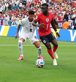 Andrés Alberto Andrade Cedeño (back) of Panama and Bukayo Saka of England (7) seen in action during the 2026 FIFA World Cup football match between Panama and England at Metlife Stadium. Final score; Panama 0-2 England.