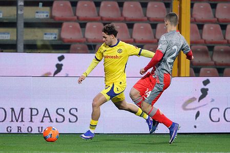 Pol Lirola of Hellas Verona under pressure from Filippo Terracciano of US Cremonese during the Italian Serie A soccer match US Cremonese vs Hellas Verona FC at Giovanni Zini Stadium.
Final score US Cremonese 0:0 Hellas Verona FC