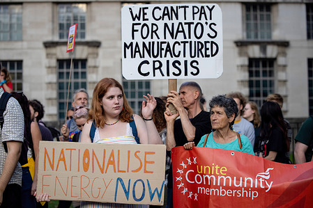 Protesters from the "Don't Pay UK" (DPUK) initiative hold placards outside Downing Street during the demonstration. Campaigners from "Don't Pay UK" initiatives protested outside Downing Street during the appointment of Liz Truss as the next Conservative Leader. Liz Truss is expected to take over Boris Johnson as the next UK Prime Minister, and her first national priority will be to tackle the cost of living crisis with the spike in energy bills.