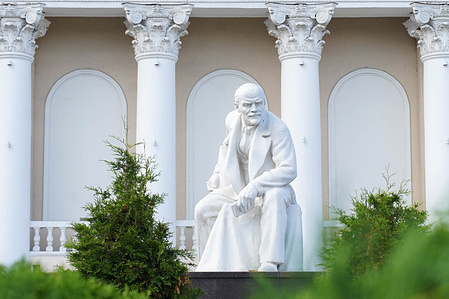 A Monument of Vladimir Ilyich Lenin seen in the city centre.