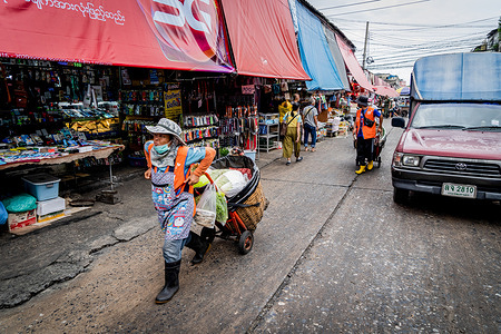 A market worker hauls products in a cart through Khlong Toey wet market in Bangkok. Daily life around Khlong Toey Wet market in Bangkok. While tourism continues to grow as 3 million international tourists have arrived this year, Thailand's retail inflation rate has risen 7.66% since one year ago, bringing it to a 14-year high and leading to speculation that the central bank will increase the interest rate in August 2022.