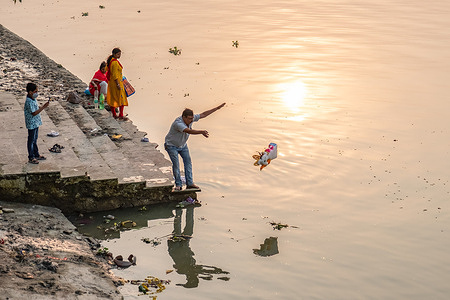 A devotee immerses the Saraswati idol at the holy Ganga.
Water pollution is one of the biggest environmental issues in India due to various reasons. In Kolkata, every time after any kind of pujas or religious festivals, the most holy river, the Ganges becomes terribly polluted due to the increasing number of idol immersion & leftover garbage. Day by day the Ganges is losing its flowing capacity & Kolkata along with its surrounding districts faces worst flood issues every year.
