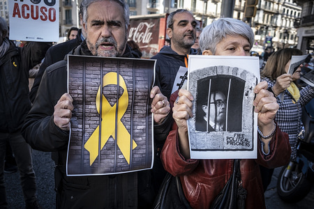 Workers of the Department of Economy and Finance show solidarity posters with political prisoners.
Hundreds of workers and officials of the General office of Catalonia have gone out to show their solidarity with political prisoners on their first day of trial. The workers of the Department of Economy have blocked the traffic of the Gran Vía during the protest.