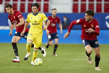 Luis Alfonso Espino García (defender; Cádiz CF) and Nacho Vidal (defender; CA Osasuna) in action during the Spanish La Liga Santander match between CA Osasuna and Cádiz CF at the Sadar stadium.
(Finale Score; CA Osasuna 3-2 Cádiz CF)