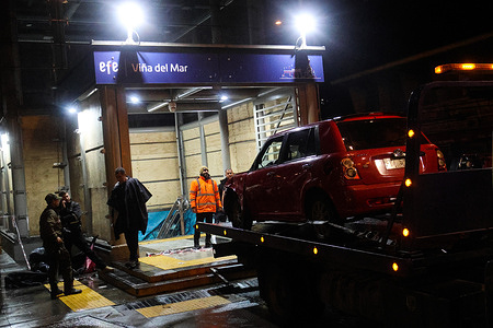 The vehicle that crashed is being removed from the Metro station. An accident at a metro station in Viña del Mar, Chile leaves at least one dead: a vehicle entered through the stairs after a crash.