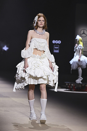 A model walks the runway wearing a design by Mericusan during Mercedes-Benz Fashion Week de Madrid in IFEMA.
