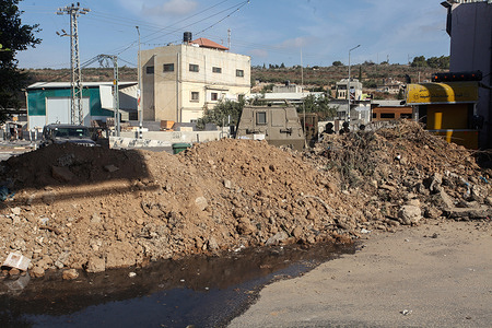 Israeli army forces closed the western entrance to the city of Nablus with earth mounds, following the killing of an Israeli soldier at the gate of Shavei Shomron settlement in the West Bank.