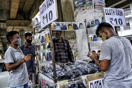 People wearing face masks as a preventive measure buy face mask at a street stall during the Lockdown.
At the beginning of the fourth phase of a nationwide lockdown in Kerala, several relaxations and new guidelines for the state are to be followed during this period of the prolonged lockdown.