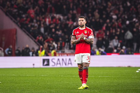 Nicolas Otamendi of SL Benfica thanks the fans at the end of the Liga Portugal Betclic match between Sport Lisboa Benfica and Sporting Clube de Portugal at Estadio da Luz.
(Final score: SL Benfica 1 - 1 Sporting CP)
