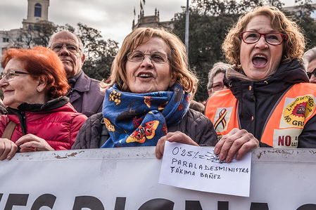 A woman shows a small poster with a message to the Minister of the Spanish Government Fátima Báñez in reference to the 0.25% increase.
Pensioners from all around Spain took part in a nationwide demonstration to protest the government's plan to only increase their pension by 0.25%.