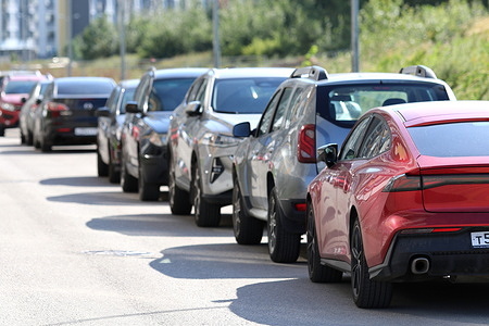 Cars are parked along the road in the courtyard of an apartment building on Lidiya Zvereva Street.