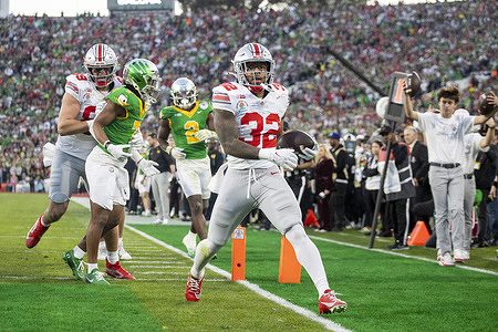 Ohio State running back TreVeyon Henderson #32 seen in action during the 2025 Rose Bowl game. Final score Ohio State 41:21 Oregon.