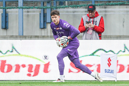 Patryk Letkiewicz of Znicz Pruszkow seen in action during the BETCLIC 1 POLISH LEAGUE 2025/2026 football match between Wisla Krakow and Znicz Pruszkow at Municipal Stadium. Final score: Wisla Krakow 1:1 Znicz Pruszkow