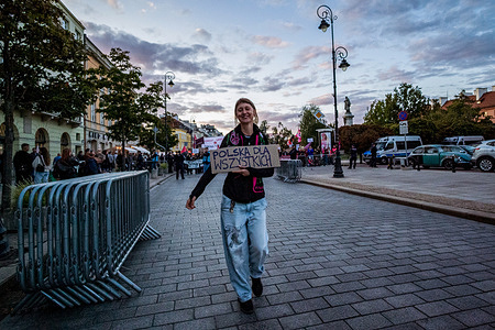 An antifascist protester carries a placard that says, in Polish, "Poland for all". On the afternoon of Sunday, 24th of August, supporters of far-right, openly antisemitic Polish politician Grzegorz Braun and his political party, the Confederation of the Polish Crown, gathered in Warsaw to march to stop the so-called "immigrant invasion". Beginning at the statue of former Prime Minister Wincenty Witos, the protesters marched to the Presidential Palace to picket. Waiting not far from the Presidential Palace was a counter-protest led by several antifascist groups who held placards, and argued that Poland is for everyone. Since the campaign to elect the new right-wing President of Poland, Karol Nawrocki, anti-immigration sentiment has increased, often through exaggerated claims of an invasion of immigrants across the Ukrainian and German borders.