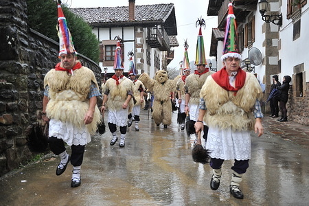 The joaldunaks and the arzta are seen parading through the town of Auritz during the carnival parade. Participants wear animal costumes with bells tied around their waists. The purpose of the festival is to ‘wake up’ the earth in order to bring a decent farming year and scare off bad spirits.