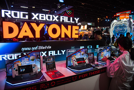 A visitor seen inspect a ROG Xbox Ally during the Thailand Game Show 2025 at Queen Sirikit National Convention Center.