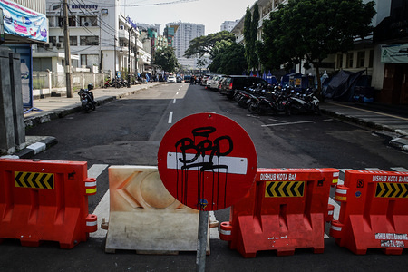 View of barricades setup on a deserted road during the Coronavirus (COVID-19) crisis.
The Bandung city government is currently preparing for Large-Scale Social Restrictions as an attempt to prevent the spread of Coronavirus (COVID-19). Indonesia has confirmed 5,516 coronavirus cases, 496 deaths and 548 recovered cases.