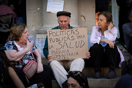 A protester holds a placard during the demonstration. The National Government of Javier Milei unexpectedly announced the cessation of internment activities and guard services at the Laura Bonaparte Hospital, effective Monday, October 7. As of Friday, October 5, the hospital is undergoing a government takeover. The Laura Bonaparte Hospital is a national public facility specializing in mental health care and substance use disorders. It currently employs over 600 workers, including professionals from various fields, kindergarten teachers, and administrative staff. The hospital provides on-call services, outpatient clinics, spontaneous demand care, and both short- and long-term hospitalization. Currently, nearly 40 people are hospitalized.