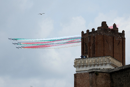 The Tricolor Arrows fly over the skies of Rome launching tricolor smoke bombs. Heads of state and government attended the 80th Anniversary of Republic Day celebrations and the traditional military parade through the Imperial Fora. The ceremony, which pays homage to the values ​​of the Republic and the Armed Forces, took place in the heart of the capital before the highest Italian institutional officials and international delegations.